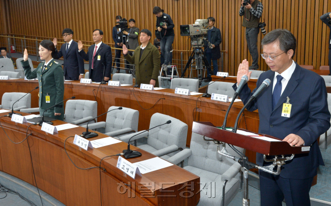 [사진설명=우병우 전 청와대 민정수석과 조여옥 전 대통령 경호실 간호장교 등이 22일 오전 서울 여의도 국회에서 열린 박근혜 정부의 최순실 등 민간인에 의한 국정농단 의혹 사건 진상 규명을 위한 국회 국정조사특별위원회 5차 청문회에 출석해 증인선서를 하고 있다. 박해묵 기자/mook@heraldcorp.com]