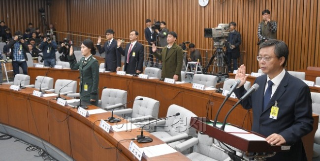 [사진설명=우병우 전 청와대 민정수석이 22일 국회에서 ‘최순실 국정조사’ 제5차 청문회에 출석해 “(2014년) 당시 김기춘 청와대 비서실장이 민정비서관을 제안했다”고 말했다. 박해묵 기자 mook@heraldcorp.com]