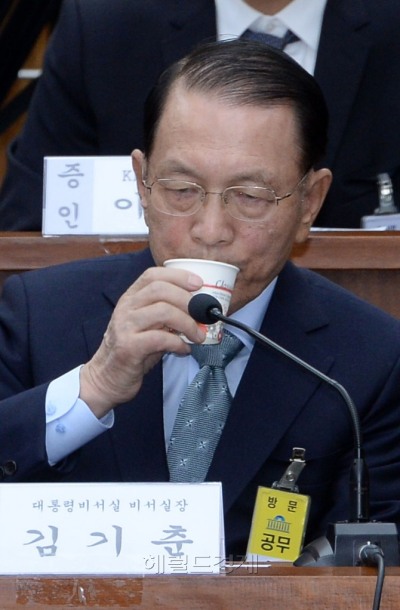 [사진설명=김기춘 전 청와대 비서실장이 지난 7일 국회에서 제2차 청문회에서 “우 전 수석이 민정비서관으로 청와대에 들어올 때 박근혜 대통령이 지명하고 의사를 한번 확인하라고 해서 대면 면담한 일이 있다”고 증언했다. 박해묵 기자 mook@heraldcorp.com]