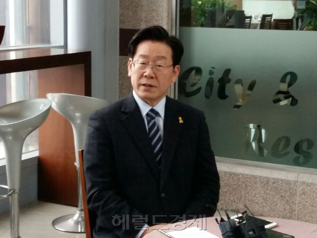 [사진설명=이재명 성남시장이 22일 안동 카톨릭상지대에서 열린 ‘2016 대한민국을 말하다’ 초청 강연에 앞서 기자간담회를 하고 있다. 김병진 기자/kbj7653@heraldcorp.com]