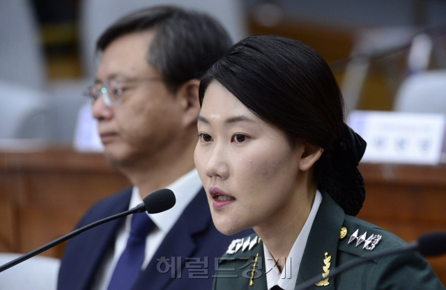 [사진설명=2014년 4월 16일 세월호 참사 당일 청와대에서 간호장교로 근무한 조여옥 대위가 22일 ‘최순실 국정농단’ 국정조사 청문회에 출석해 박근혜 대통령과 10명 이내의 청와대 직원들에게 태반ㆍ백옥ㆍ감초주사 등을 직접 처치했다고 밝혔다. 박해묵 기자 mook@heraldcorp.com]