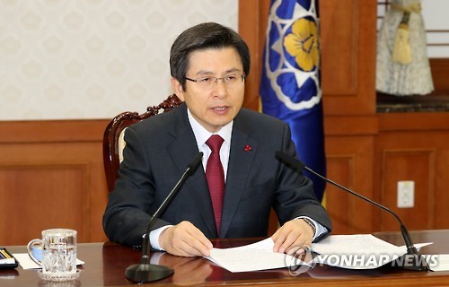 Acting President and Prime Minister Hwang Kyo-ahn speaks during a meeting with Cabinet ministers at the central government complex in Seoul on Thursday. (Yonhap)