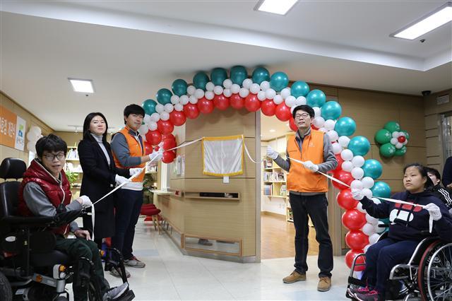 한화건설이 경기도 광주시 초월읍 소재 사회복지법인 SRC보듬터에 조성한 ‘꿈에그린 도서관 60호점’의 개관식.