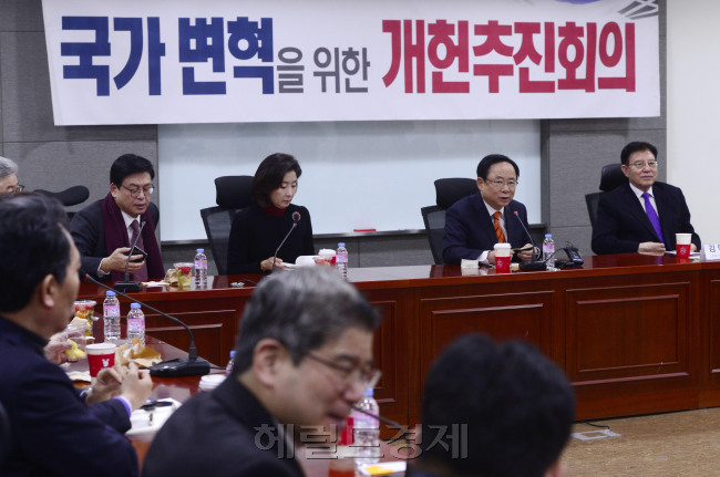 23일 오전 서울 여의도 국회의원회관에서 국가변혁을 위한 개헌추진회의-개헌추진 원로와의 간담회에서 이주영 새누리당 의원이 인사말을 하고 있다. 박해묵 기자/mook@heraldcorp.com
23일 오전 서울 여의도 국회의원회관에서 국가변혁을 위한 개헌추진회의-개헌추진 원로와의 간담회에서 이주영 새누리당 의원이 인사말을 하고 있다. 박해묵 기자/mook@heraldcorp.com