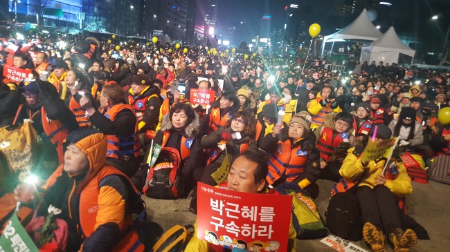 24일 크리스마스 이브에는 촛불시민과 박사모가 서울 도심에서 동시에 집회를 진행하면서 세대결이 펼쳐질 것으로 보인다. 지난 17일 진행된 8차 촛불집회.