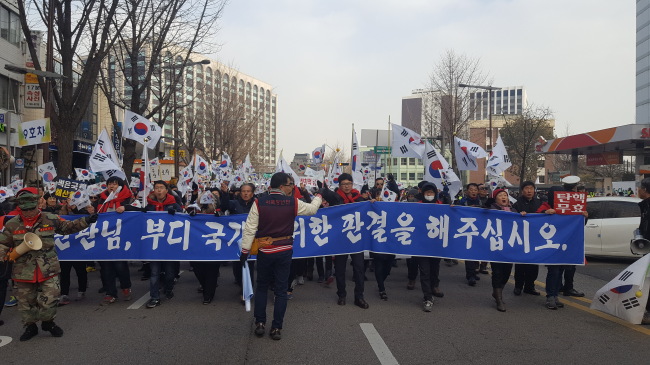 24일 크리스마스 이브에는 촛불시민과 박사모가 서울 도심에서 동시에 집회를 진행하면서 세대결이 펼쳐질 것으로 보인다. 지난 17일 진행된 안국역 박사모 집회.