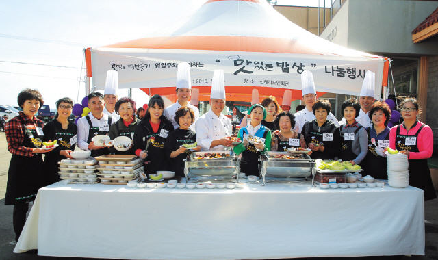 호텔신라의 사회공헌활동 ‘맛있는 제주만들기’ 식당 점주들은 올 10월 태풍 ‘차바’ 피해를 입은 제주 서귀포시 ‘신례2이 노인회관’을 방문해 본인들이 직접 만든 음식을 대접하는 ‘맛있는 밥상’ 나눔 봉사활동을 벌였다.