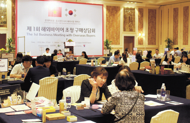 지난 2월부터 3월까지 진행된 ‘해외 구매상담회’ 현장 모습. 해외 구매상담회는 백화점 업계 최초로 마련된 행사다. 대중소기업협력재단과 함께 협력업체들의 해외 판로 개척을 위해서 컨설팅을 진행했다.