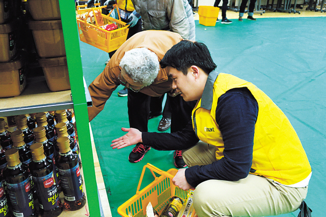 임직원 개인의 기부문화 확산을 위해 신세계그룹은 지난 10년동안 사회공헌 캠페인 ‘희망배달캠페인’을 진행해 오고 있다. 지난 2015년 희망배달마차 이벤트에 참여한 신입사원이 봉사활동에 매진하는 모습.