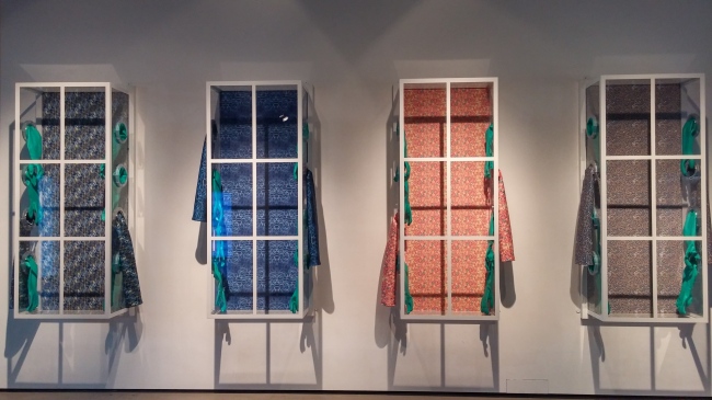 Viruscape, 4 Windows, 김윤경, 75x35x173cm, 디지털 프린트, 아크릴, 철, 내화학성 장갑, 2016. [사진제공=김종영미술관]