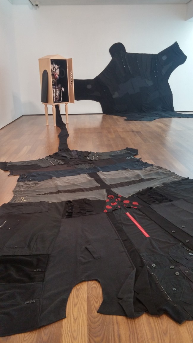 Skin-Clothing, 김윤경, 헌옷 의류라벨 합성가죽 나무, 약300x400cm(2개), 가변설치, 2005-2006.[사진제공=김종영미술관]