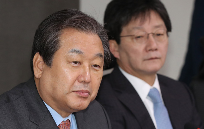 Former Saenuri Party chief Rep. Kim Moo-sung (left) and the former party whip Rep. Yoo Seung-min attend a meeting held to discuss a plan to establish their own political party on Friday. (Yonhap)