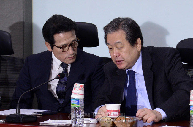 [사진설명=26일 오전 서울 여의도 국회의원회관에서 열린 (가칭)개혁보수신당 창당추진위 회의에 참석한 김무성 새누리당 전 대표가 정병국 의원과 대화를 나누고 있다. 박해묵 기자/mook@heraldcorp.com]