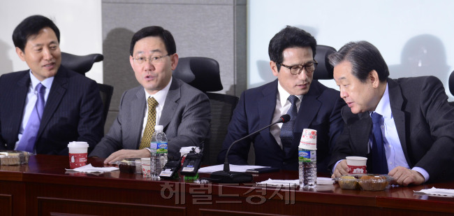 26일 오전 서울 여의도 국회의원회관에서 열린 (가칭)개혁보수신당 창당추진위 회의에 참석한 김무성 새누리당 전 대표가 정병국 의원과 대화를 나누고 있다. 박해묵 기자/mook@heraldcorp.com
26일 오전 서울 여의도 국회의원회관에서 열린 (가칭)개혁보수신당 창당추진위 회의에 참석한 김무성 새누리당 전 대표가 정병국 의원과 대화를 나누고 있다. 박해묵 기자/mook@heraldcorp.com
