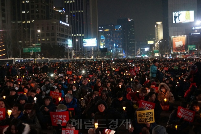 지난 24일 서울 광화문 일대 및 전국 각지에서 열린 ‘제9차 촛불집회’에는 한파에도 불구하고 연인원 70만명(주최측 추산)이 참석했다.