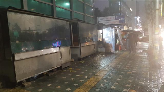 계란 품귀현상이 계속되면서 계란을 주재료로 사용하는 영세 상인들은 직격탄을 맞았다. AI의 여파로 계란 공급량은 평소 대비 60~70% 수준으로 급감했다. 그나마 공급되는 계란도 ‘금값’ 수준으로 가격이 치솟으면서 상인들은 ”장사가 불가능한 상황“이라고 호소했다.