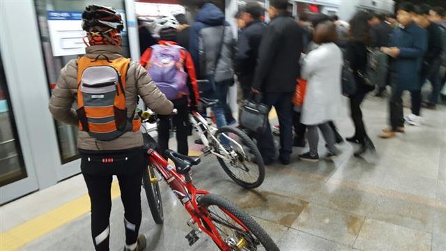 용산역에서 자전거를 휴대하고 동인천급행 전동차에 탑승하고 있는 승객의 모습.
