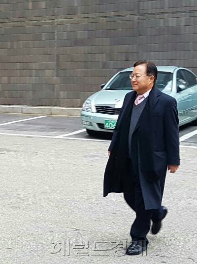 송희영 전 조선일보 주필이 26일 오전 서울 서초동 서울중앙지검 별관으로 출석하고 있다.[사진=헤럴드경제]