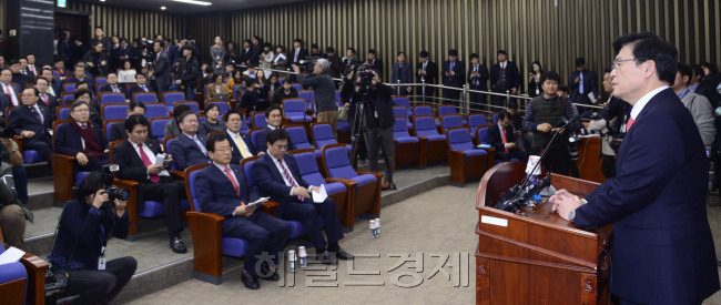 정우택 새누리당 원내대표가 26일 서울 여의도 국회에서 열린 의원총회에 참석해 모두발언을 하고 있다. 박해묵 기자/mook@heraldcorp.com
정우택 새누리당 원내대표가 26일 서울 여의도 국회에서 열린 의원총회에 참석해 모두발언을 하고 있다. 박해묵 기자/mook@heraldcorp.com