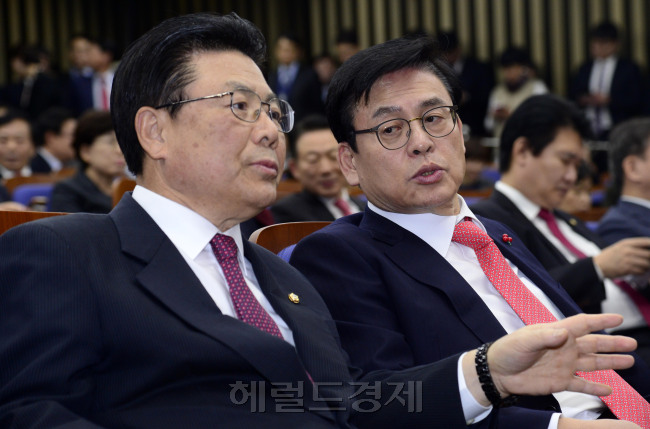 [사진설명=정우택 새누리당 원내대표가 26일 서울 여의도 국회에서 열린 의원총회에 참석해 박맹우 사무총장과 귀엣말을 나누고 있다. 박해묵 기자/mook@heraldcorp.com]