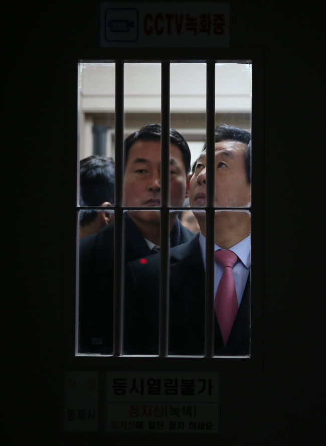 Lawmakers pay a vist to the detention center to interview with Choi Soon-sil. Yonhap