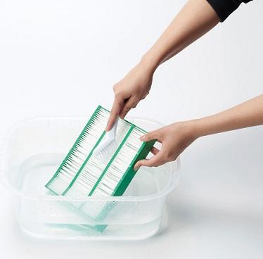 가습공기청정기의 필터는 주 1회 정도 미지근한 물에 담갔다 흐르는 물에 씻어주면 안전하다.