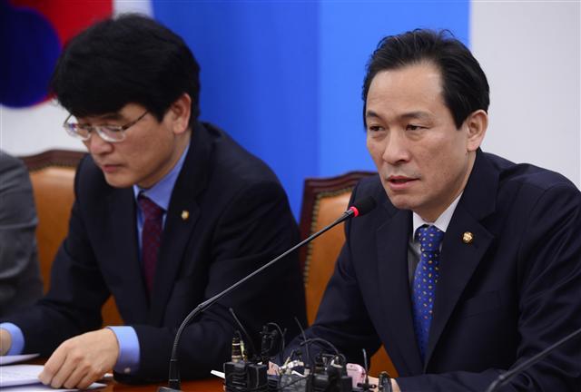 개혁보수신당(가칭) 출범과 관련, 우상호 더불어민주당 원내대표가 “2월 국회에서 개혁법안 협력이 이뤄지길 기대한다”고 했다.
우 원내대표는 27일 국회에서 열린 원내대책회의에서 “이날 새누리당이 분당하는 날로 예고돼 있다”며 이 같이 밝혔다.
이어 “국회 운영에 어려가지 혼란스러운 요인이 많지만, 민주당이 지혜롭게 다른 당과 협력해 원 활하게 국회를 운영할 수 있도록 주도하겠다”고 강조했다.  우 원내대표는 신당 창당을 두고 ‘민주주의의  왜곡’이라며 비판도 감추지 않았다.
그는 “당이 계파별 입장이 다르다고 해서 당이 깨지고 새로운 당이 만들어지는 건 정치적으로 바람직하지 않다”며 “한국정치의 후진성을 보여준다”고 비판했다.
또 “최순실 게이트에도 당의 주도권을 놓지 않으려는 친박의 아집과 옹졸함에 근본 원인이 있지만 정당이 노선으로 분화하는 게 아니라 계파ㆍ집단 싸움으로 신당이 만들어지는 건 대의민주주의 체제의 왜곡이라 바람직하지 않다”고 덧붙였다.
한편, 민주당은 원내에서 시민사회 단체와의 협의체를 구성, 개혁 입법 과제를 상시적으로 논의하기로 했다.
우 원내대표는 “원내에서 직접 시민사회단체와의 정책 협의를 구성, 개혁 입법 논의 틀을 상시화하겠다”며 “2월 국회에서 개혁입법이 이뤄지려면 1월 중 시민사회의 의견을 반영, 수렴하겠다”고 했다.
김상수ㆍ장필수 기자 /dlcw@heraldcorp.com