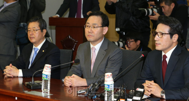 [사진설명=27일 서울 여의도 국회의원회관에서 새누리당 비주류의원들이 창당한 개혁보수신당(가칭)의 제1회 의원총회가 열리고 있다. 이번에 열린 의총에서 원내대표에 주호영, 정책위의장에 이종구 의원이 합의 추대됐다. 박해묵 기자/mook@heraldcorp.com]