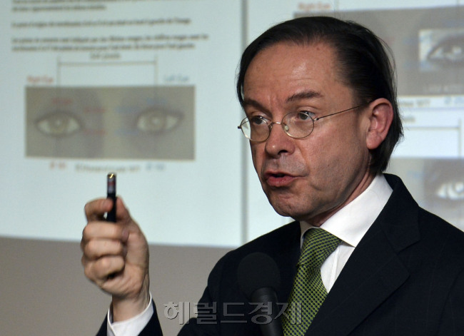 사진설명 : [헤럴드경제=윤병찬기자]27일 오후 프레스센터에서 프랑스 뤼미에르 감정단이 한국 검찰의 미인도 진품 판정을 반박하는 기자회견을 열었다.
뤼미에르는 기자회견에서 검찰이 적외선과 X선 검사 이외에 이렇다할 과학 검증을 한 것이 없고 주관적인 요소에 의존한 안목감정에 치중해
진품 판정을 했다고 주장했다.
또 뤼미에르가 심층적인 단층분석을 하지 않았다는 검찰발표는 허위이며, 뤼미에르의 계산식을 검찰이 직접 대입해보았더니 전혀
다른 결과가 나왔다는 주장 역시 비과학적이라고 반박했다.
yoon4698@heraldcorp.com