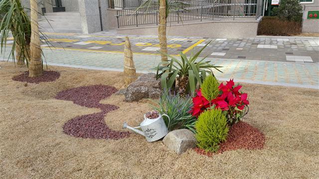 삼성물산 리조트 부문이 진행한 부산시 강서구 ‘명지 호반 베르디움’ 조경은 에버랜드의 동식물을 콘셉트로 한 아기자기한 조경을 뽐낸다.  [사진제공=삼성물산]