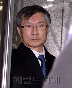 [사진설명=청와대 국민소통비서관 재직 당시 문화계 블랙리스트 작성에 관여한 의혹을 받는 정관주 전 문화체육관광부 1차관이 지난 27일 서울 강남구 대치동 특검 사무실에 참고인 신분으로 출석하고 있다. 정희조 기자/checho@heraldcorp.com]