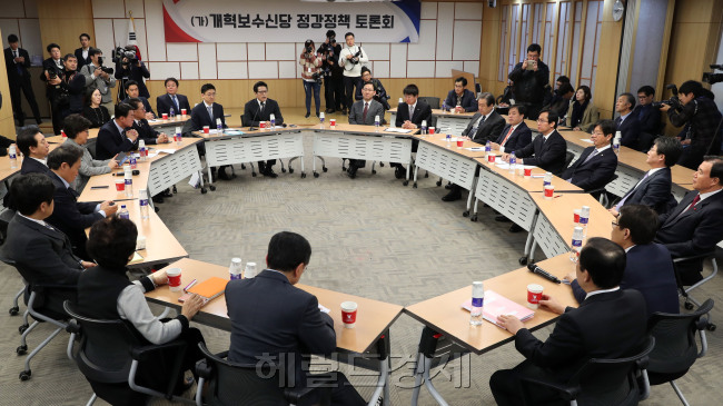 [사진설명=28일 오전 서울 여의도 국회 의원회관에서 개혁보수신당 정강정책 토론회가 열리고 있다. 안훈 기자/rosedale@heraldcorp.com]