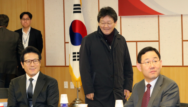 28일 오전 서울 여의도 국회 의원회관에서 개혁보수신당 정강정책 토론회가 열리고 있다./ 안훈 기자 rosedale@heraldcorp.com 2016.12.28
28일 오전 서울 여의도 국회 의원회관에서 개혁보수신당 정강정책 토론회가 열리고 있다./ 안훈 기자 rosedale@heraldcorp.com 2016.12.28
