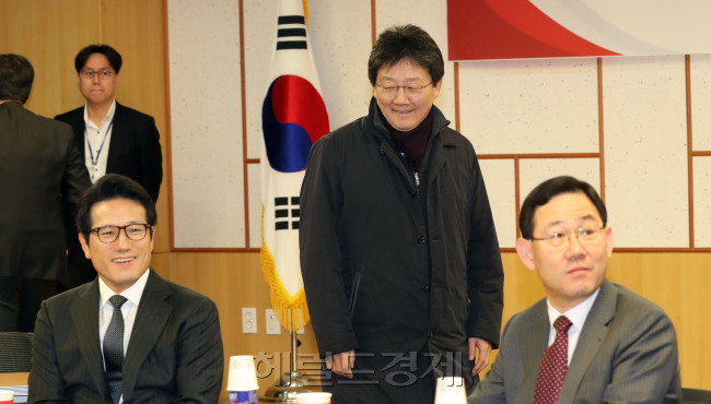 28일 오전 서울 여의도 국회 의원회관에서 개혁보수신당 정강정책 토론회가 열리고 있다./ 안훈 기자 rosedale@heraldcorp.com 2016.12.28
28일 오전 서울 여의도 국회 의원회관에서 개혁보수신당 정강정책 토론회가 열리고 있다./ 안훈 기자 rosedale@heraldcorp.com 2016.12.28