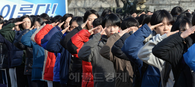 [사진설명=입영대상자들이 육군훈련소에서 입영행사에 참여하고 있다. 안훈 기자/rosedale@heraldcorp.com]
