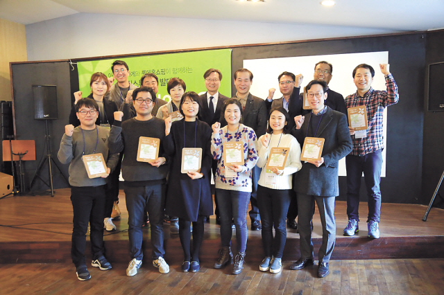 지난 27일 서울 중구 북창동 스페이스노아 커텍트홀에서 롯데홈쇼핑이 아름다운가게와 연계한 국내 사회적 기업 지원 드림스튜디오 발대식을 진행하고, 기념 사진을 촬영하고 있다.