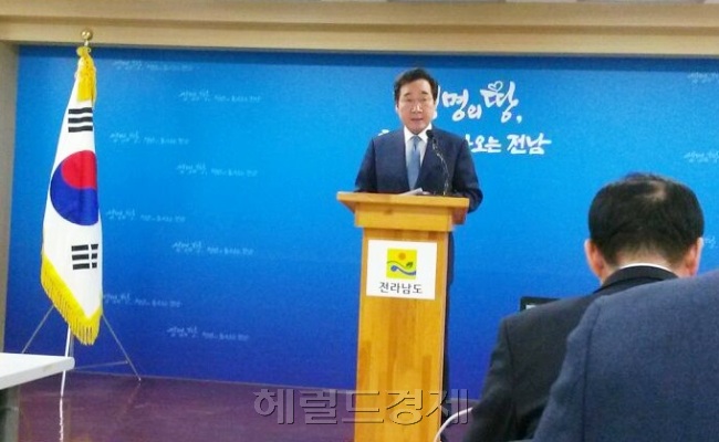 [사진설명=이낙연 전남지사가 28일 도청 브리핑룸에서 송년 기자회견을 열고 있다. 박대성 기자/parkds@heraldcorp.com]