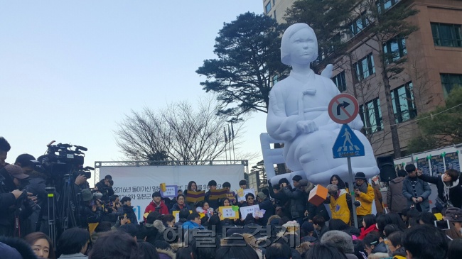 [사진설명=28일 서울 종로구 구 일본대사관 앞 평화로에서는 제1263차 일본군 위안부 문제해결을 위한 정기 수요시위가 열렸다. 신동윤 기자/realbighead@heraldcorp.com]