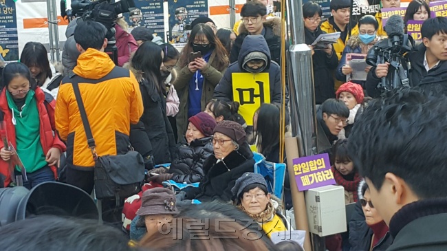 [사진설명=28일 제 1263차 정기 수요시위에 참석한 일본군 위안부 피해자 길원옥(90) 할머니와 김복동(91) 할머니의 모습. 신동윤 기자/realbighead@heraldcorp.com]