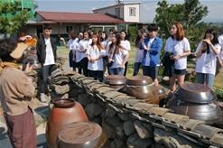 친환경농산물에 대한 가치 확산을 위해 올해초 농림식품부가 마련한 ‘유기농라이프 1박2일 체험단’에 참여한 젊은이들이 친환경농업 현장에서 다양한 활동을 펼치고 있다.  [사진제공=농식품부]