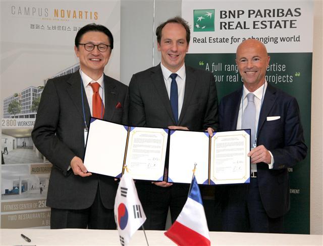 주한 프랑스대사관에서 한국투자증권과 BNP 파리바 리얼에스테이트가 프랑스 노바티스 파리법인 사옥 매매 계약을 체결하고 기념사진을 촬영하고 있다. 왼쪽부터 유상호 한국투자증권 사장, 파비앙 페논(Fabien Penone) 프랑스 대사, 티에리 라루폰(Thierry Laroue-Pont) BNP파리바 리얼에스테이트 대표.