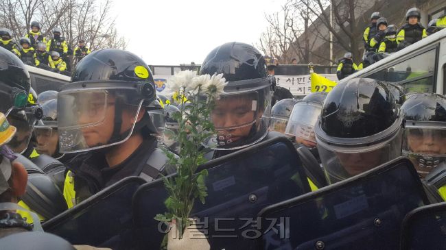우병우 전 민정수석 아들의 병역 특혜 의혹과 촛불집회 등으로 의경 제도가 도마 위에 올랐다. 치안 서비스를 위한 절대적 경찰인력 유지를 위해 의경제도가 필요하다는 경찰의 주장과 직업 경찰관으로 대체해 고급 치안서비스를 제공해야 한다는 시민사회 및 전문가들의 입장이 맞서고 있다. 지난 12월 3일 6차 촛불집회 당시 효자치안센터에서 집회 참가자들의 행진을 차단하고 있는 의경 기동대원들 [사진=헤럴드경제DB]