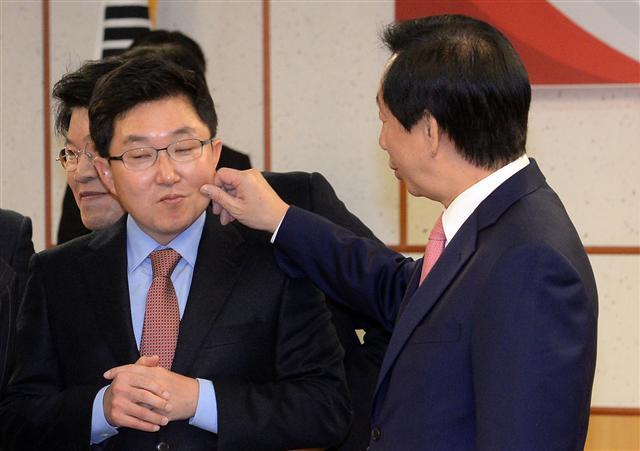 29일 오전 서울 여의도 국회에서 열린 (가칭)개혁보수신당 정책토론회에서 김성태(오른쪽) 의원이 김용태 의원의 볼을 익살스럽게 꼬집고  있다. 개혁보수신당에 앞서 새누리당을 탈당했던 김용태 의원과 남경필 경기도지사는 신당이 창당하면 합류하겠다는 의사를 밝힌 상태다. 안훈 기자/rosedale@heraldcorp.com