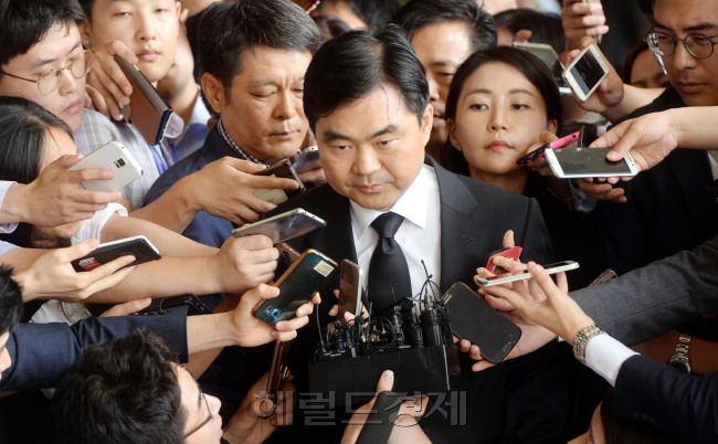‘주식 대박’ 등 각종 비위 의혹의 중심에 섰던 진경준 전 검사장이 지난 7월 14일 피의자 신분으로 서울중앙지검에 출석하고 있다. 특임검사팀이 출범한 지 일주일 만의 전격 소환으로 진 전 검사장은 현직 검사장 중 처음으로 구속됐다. [사진=헤럴드경제DB]