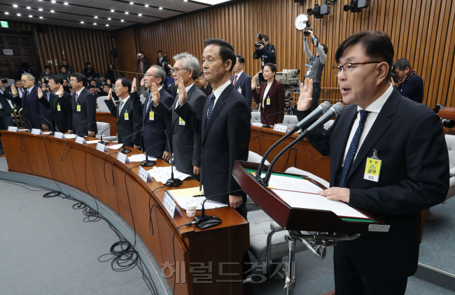 지난 14일 국회 국정조사 3차 청문회에 출석해 대표로 선서하고 있는 김영재 원장(오른쪽) [사진=헤럴드경제DB]