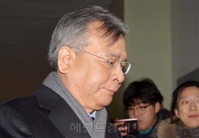 박근혜 대통령의 ‘비선 의료진’으로 지목된 김영재 성형외과 원장이 세월호 참사 당일 진료기록을 조작했을 가능성이 제기되면서 박 대통령의 ‘세월호 7시간’ 관련 의혹도 점점 커지고 있다. 박영수 특별검사팀은 김 원장이 차트를 거짓으로 꾸며냈을 가능성에 무게를 싣고 이 부분에 수사력을 모으고 있다.
김 원장은 세월호가 침몰한 2014년 4월 16일 청와대에 들어가 박 대통령에게 향정신성 의약품인 프로포폴을 주사했다는 의혹을 받고 있다. 그러나 김 원장은 지난 14일 국회 국정조사 청문회에서 “참사 당일 오전 장모를 시술한 뒤 친구들과 골프를 쳤다”며 의혹을 강하게 부인했다.
하지만 청문회 이틀 뒤인 16일 국정조사 특위 소속 위원들이 논현동 김영재 의원을 현장조사한 결과 참사 당일 장모의 진료차트에 기재된 김 원장의 서명이 평소 김 원장의 필체와 달라 조작 가능성이 제기됐다. 평소 김 원장의 서명은 흘림체로 돼 있는데 세월호 참사 당일 장모 차트엔 반듯한 정자로 서명이 돼 있다.
진료기록에 나온 프로포폴 주입량도 75세의 고령인 장모에게 시술하기에는 과다하다는 지적도 나온다. 야당 의원들은 세월호 당일 박 대통령이 성형시술을 받았다는 의혹이 나오자 김 원장이 이를 숨기기 위해 진료기록을 급하게 만들었다고 주장하고 있다.
특검팀도 김 원장이 가족의 이름을 빌려 허위 진료기록을 작성한 것으로 의심하고 있다. 특히 프로포폴이 세월호 참사 당일 박 대통령 시술에 사용됐는지 여부를 규명하는 데 집중하고 있다.
김영재 의원은 ‘비선실세’ 최순실(60ㆍ구속기소) 씨의 단골 성형외과이기도 하다. 최 씨가 지난 3년간 ‘최보정’이란 가명으로 이 병원에서 8000만원 상당의 시술을 받은 것으로 확인돼 의료법 위반 혐의로 고발됐다. 김 원장은 이러한 최 씨와의 친분을 이용해 대통령 자문의가 아님에도 청와대에 들어가 박 대통령을 비선 진료하고, 정부로부터 사업상 특혜를 받았다는 의혹도 제기됐다.
이규철 특검보는 전날 브리핑에서 “김 원장과 관련해 의료법 위반 등 논란이 된 부분에 대해 수사 중”이라고 밝혔다.
특검팀은 김영재 의원 사무실과 자택에서 확보한 압수물 분석을 마치는 대로 김 원장을 소환해 조사할 계획이다.
김현일 기자/joze@heraldcorp.com
