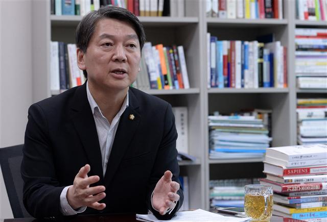 안철수 전 국민의당 대표는 29일 본지와 인터뷰에서 야권통합을 거부하고 양보 없는 대선 경쟁 의지를 피력했다. 또 대선 결선투표제를 강하게 주장하며, 이를 반대하는 세력이 곧 수구라고 몰아세우기도 했다.
안훈 기자/ rosedale@