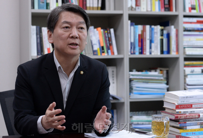 안철수 전 국민의당 대표는 29일 본지와 인터뷰에서 야권통합을 거부하고 양보 없는 대선 경쟁 의지를 피력했다. 또 대선 결선투표제를 강하게 주장하며, 이를 반대하는 세력이 곧 수구라고 몰아세우기도 했다.
안훈 기자/ rosedale@