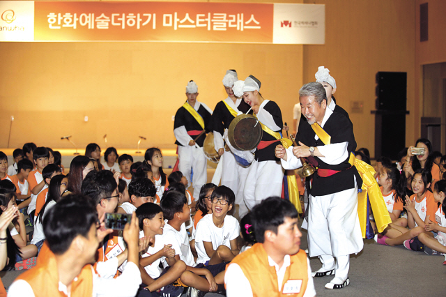 2009년부터 진행되고 있는 ‘한화예술더하기’ 사회공헌 활동 모습. 아동 문화예술교육 프로그램이자, 한화 임직원들이 참여하는 문화봉사활동이다.  [사진제공=한화]