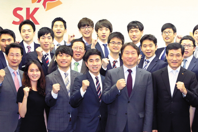지난  6월 14일 한국고등교육재단 39기 장학증서 수여식에서 SK그룹 최태원 회장(앞줄 오른쪽에서 두 번째)이 장학생들과 기념 사진을 촬영하고 있다.  [사진제공=SK그룹]